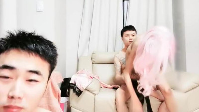 나와 형제는 소파에서 수유할 수 있는 자매 한 쌍을 찾았습니다.