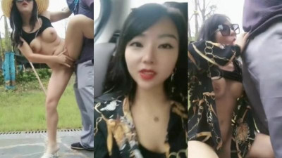 야외의 한 누이 소달기가 대낮에 공원에서 할아버지를 꼬신다