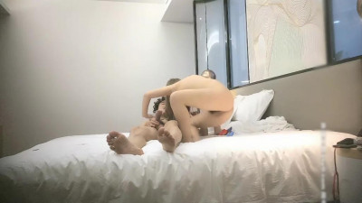 얼짱 00 동생을 만나 다리를 들고 의자에 꿇어앉아 엉덩이를 들썩이는 모습