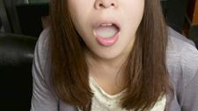 그녀의 입가에 미소가 가득합니다. 어린 목동들.