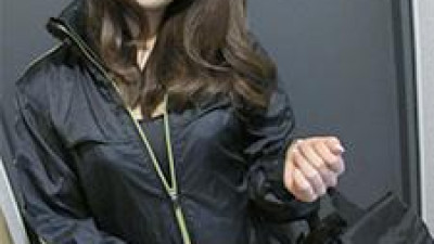 저는 발기된 닭발로 도시락 배달점의 그 여성을 문지르고 있습니다. 아오바 하루나