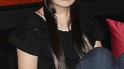 저는 천공하는 것을 매우 좋아해서 심지어 음핵 피부에 하나 입었습니다. 쿠도 리에