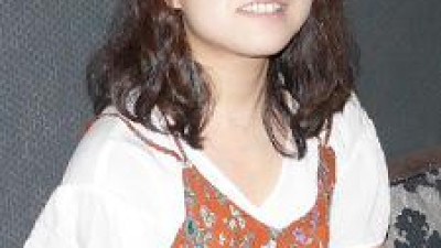 자주 사정하는 말쑥한 소녀는 털이 많은 그늘진 집을 가지고 있습니다. 사이토 후미