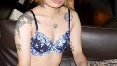 온몸에 문신 새긴 젊은 미녀와 다카기 교코 내쏘기