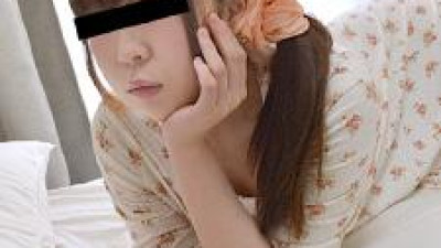 저는 방에서 AV를 보면서 남자친구와 사랑을 나누고 있습니다, 모모노 유우