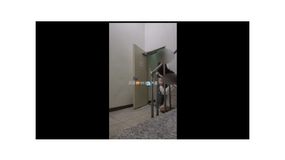 명륜진사갈비 건물 계단에서 먼저 사까시